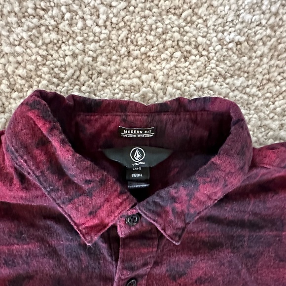 Volcom Maroon and Black button down Flannel / Size L / Modern Fit - Picture 2 of 4